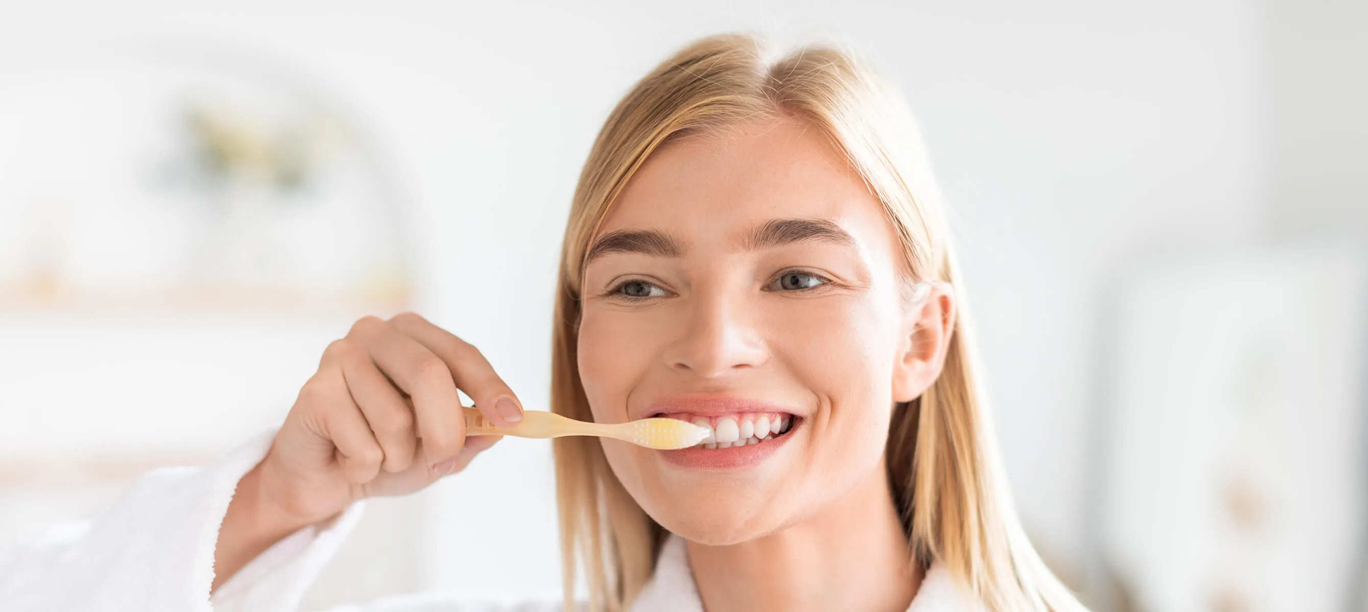 Как выбрать отбеливающую пасту для чувствительных зубов